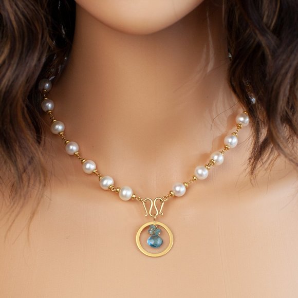 Unbranded Jewelry - Pearls and Gold Necklace
